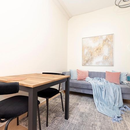Joivy Modern Flat In City Centre - For Up To 3 Guests Apartment Edinburgh Bagian luar foto