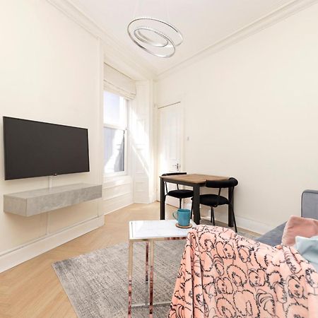 Joivy Modern Flat In City Centre - For Up To 3 Guests Apartment Edinburgh Bagian luar foto