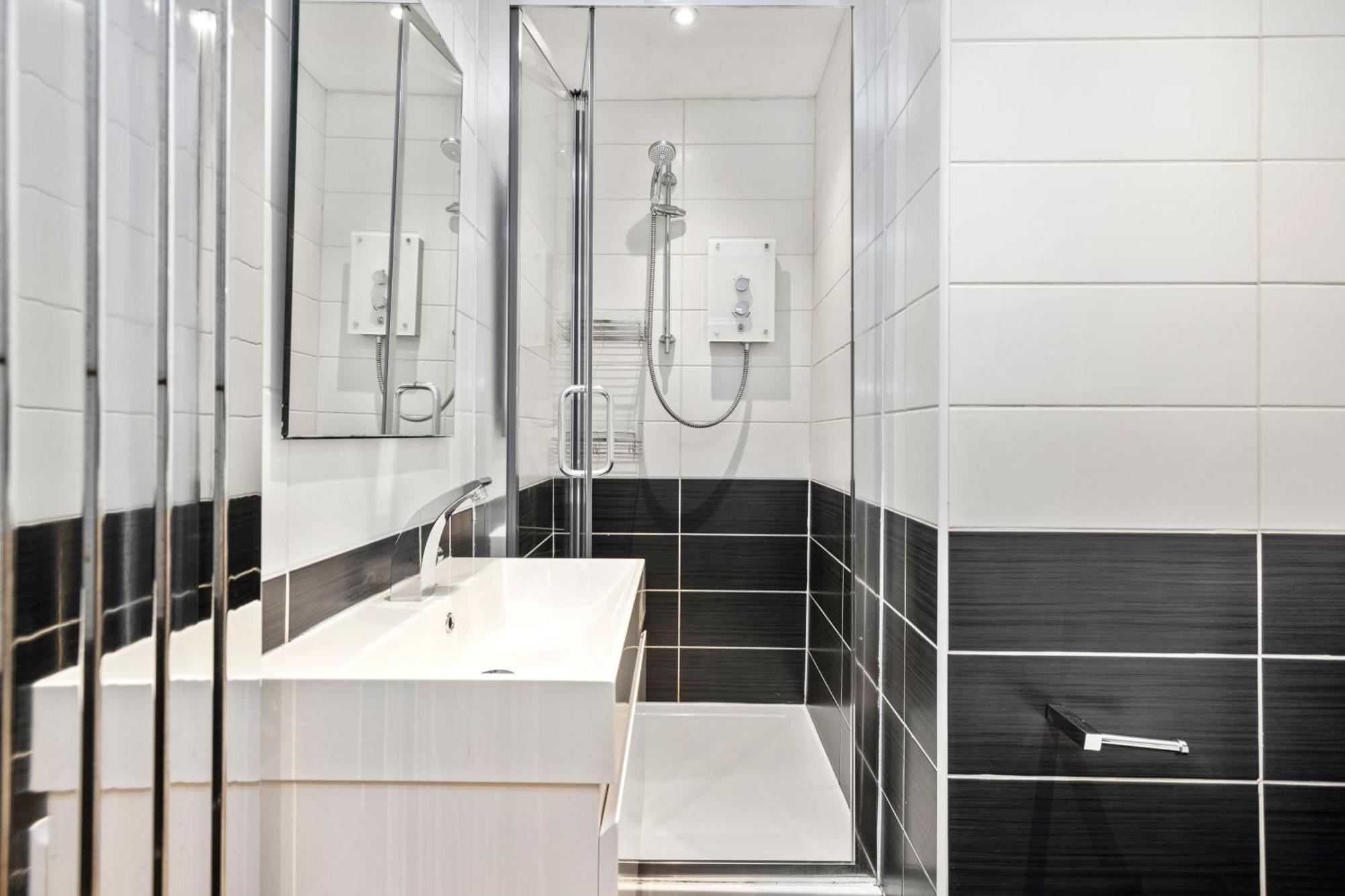 Joivy Modern Flat In City Centre - For Up To 3 Guests Apartment Edinburgh Bagian luar foto