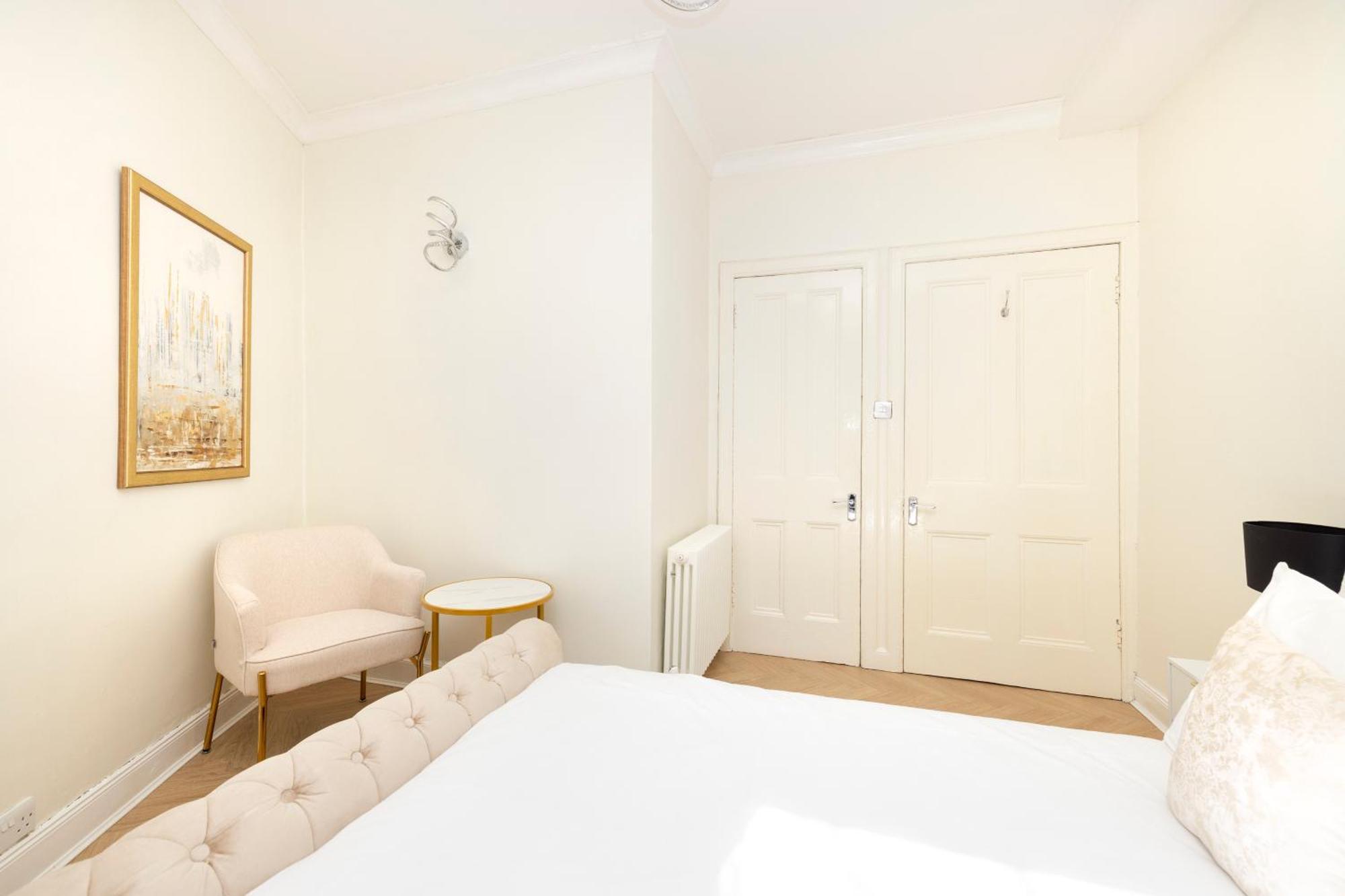 Joivy Modern Flat In City Centre - For Up To 3 Guests Apartment Edinburgh Bagian luar foto