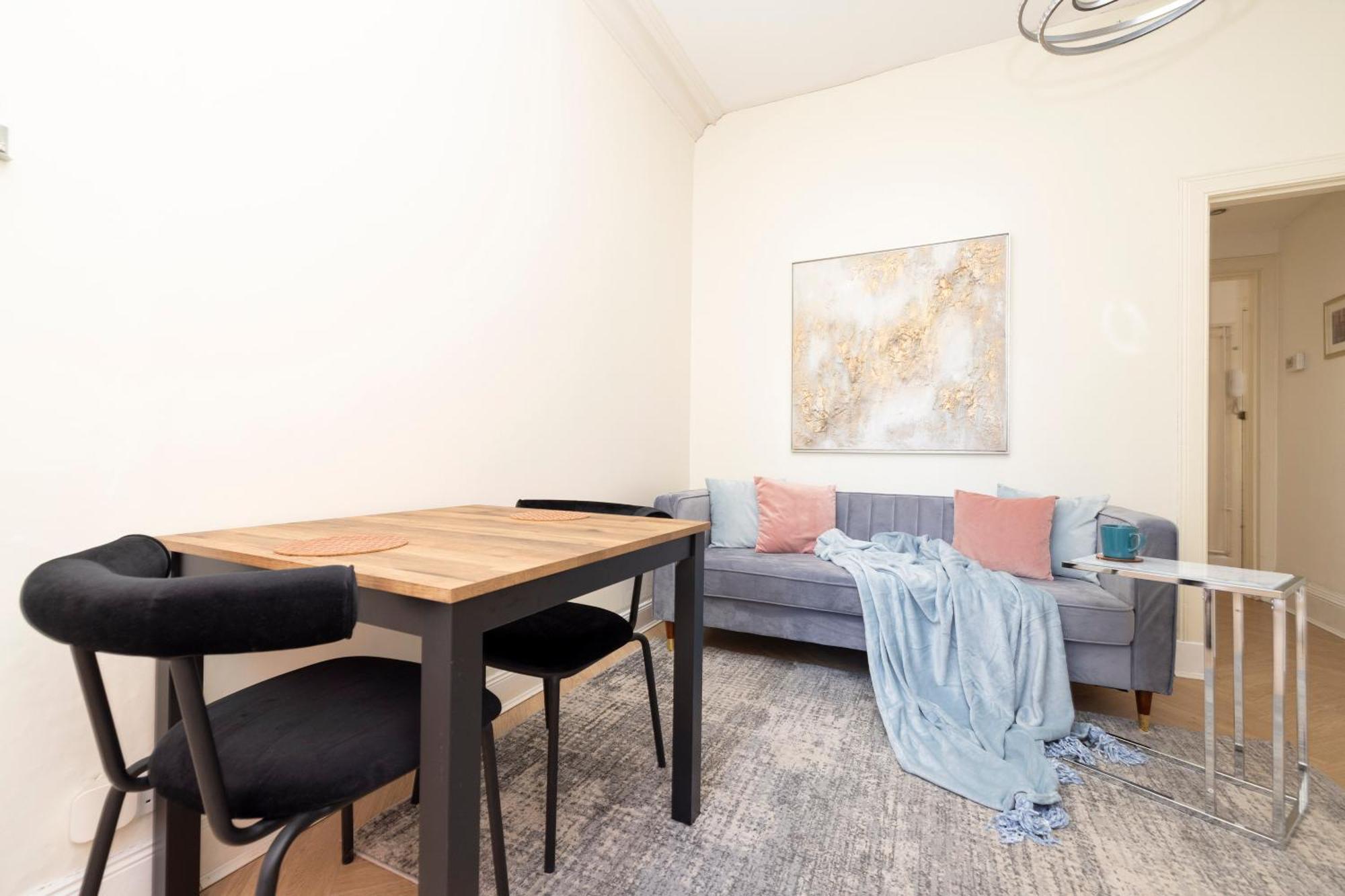 Joivy Modern Flat In City Centre - For Up To 3 Guests Apartment Edinburgh Bagian luar foto