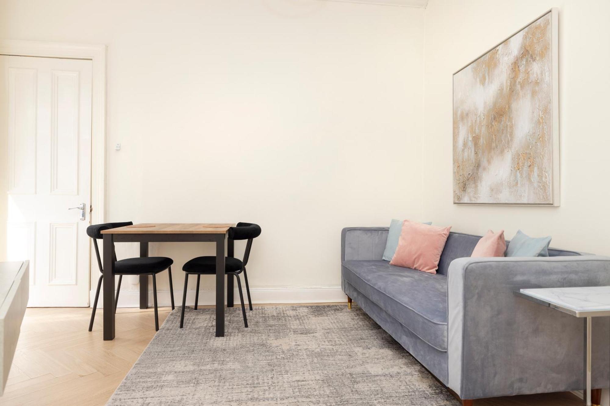 Joivy Modern Flat In City Centre - For Up To 3 Guests Apartment Edinburgh Bagian luar foto