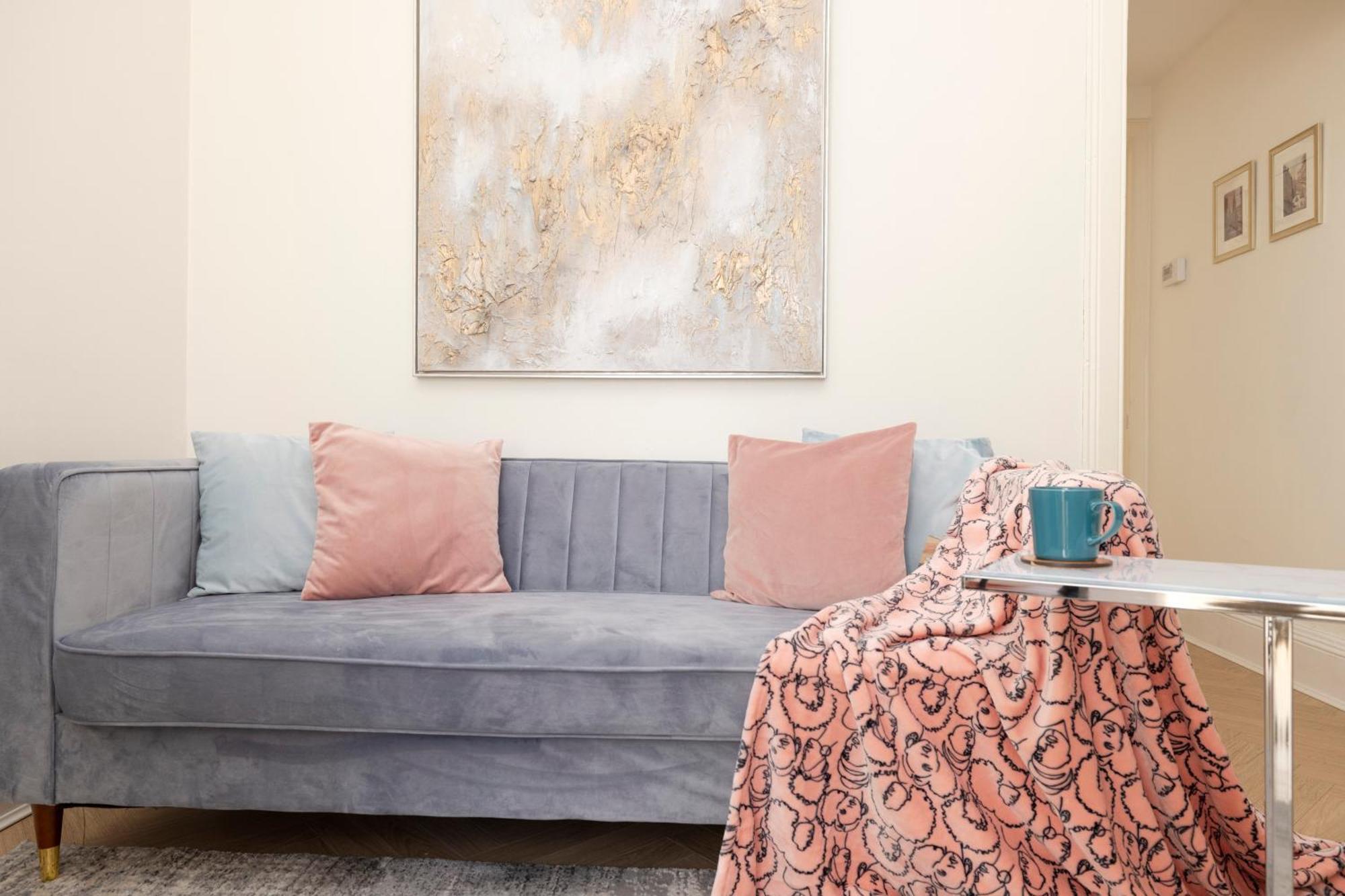 Joivy Modern Flat In City Centre - For Up To 3 Guests Apartment Edinburgh Bagian luar foto