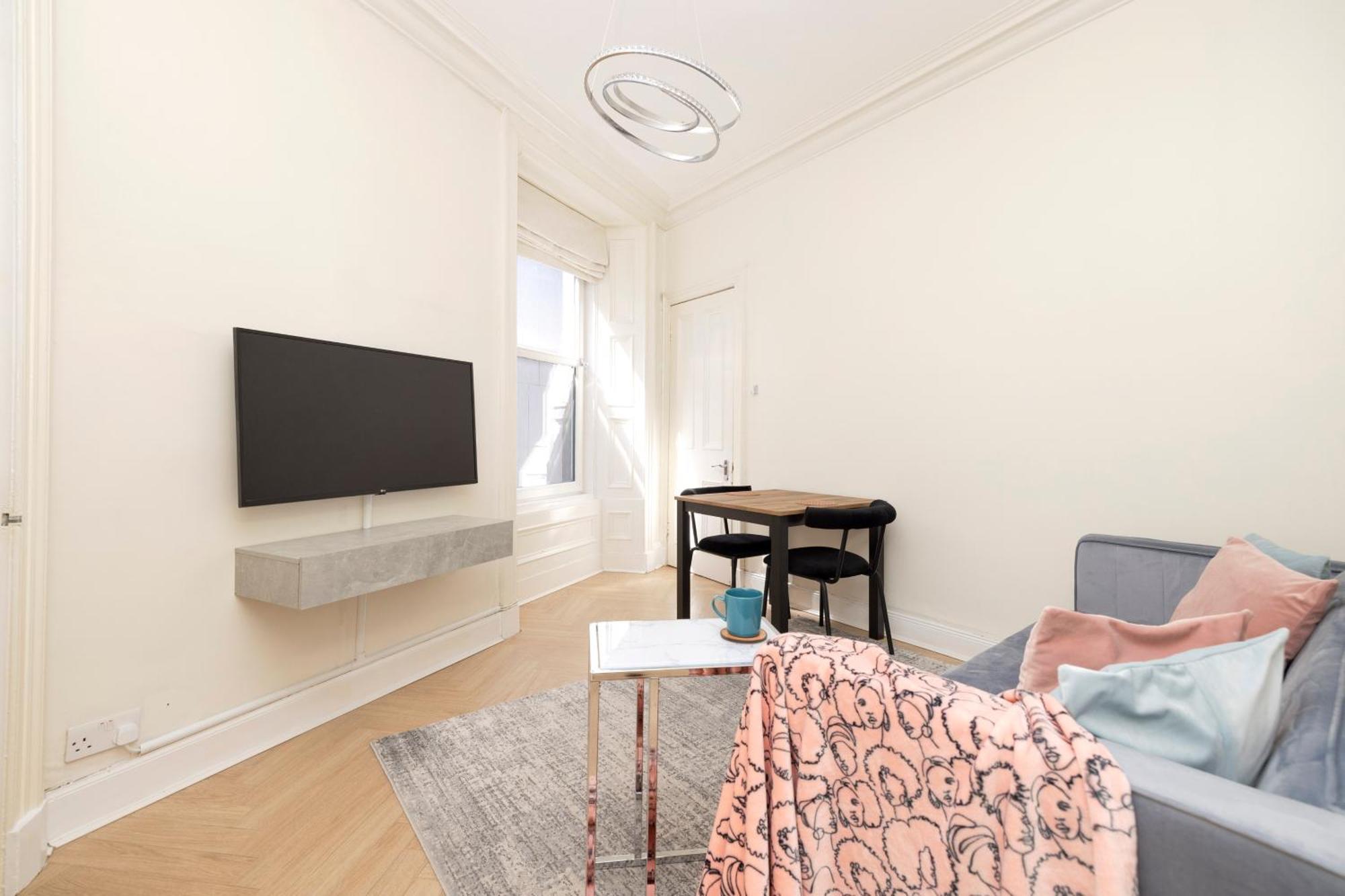 Joivy Modern Flat In City Centre - For Up To 3 Guests Apartment Edinburgh Bagian luar foto