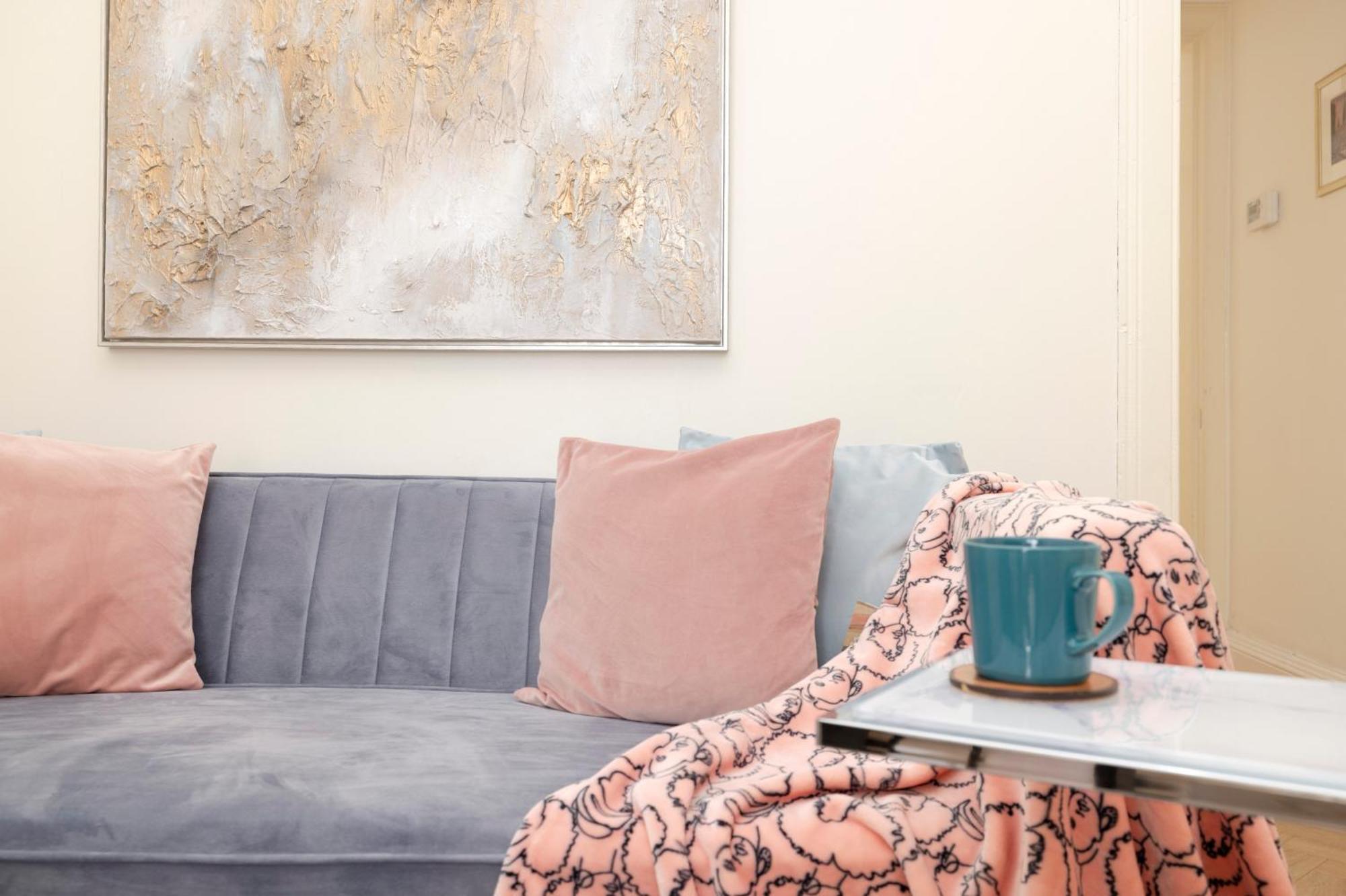 Joivy Modern Flat In City Centre - For Up To 3 Guests Apartment Edinburgh Bagian luar foto