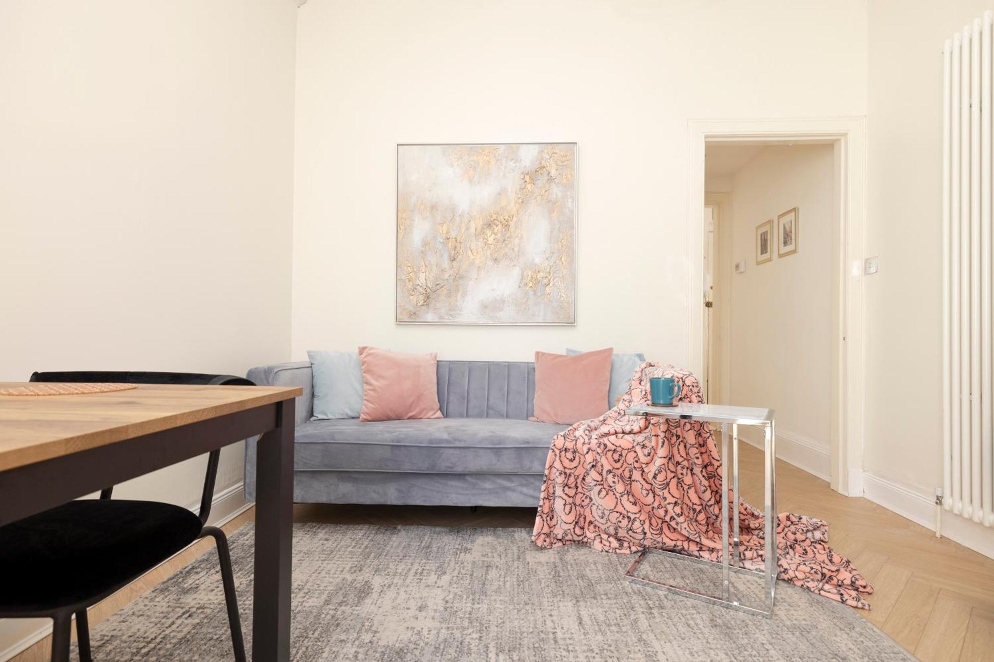 Joivy Modern Flat In City Centre - For Up To 3 Guests Apartment Edinburgh Bagian luar foto