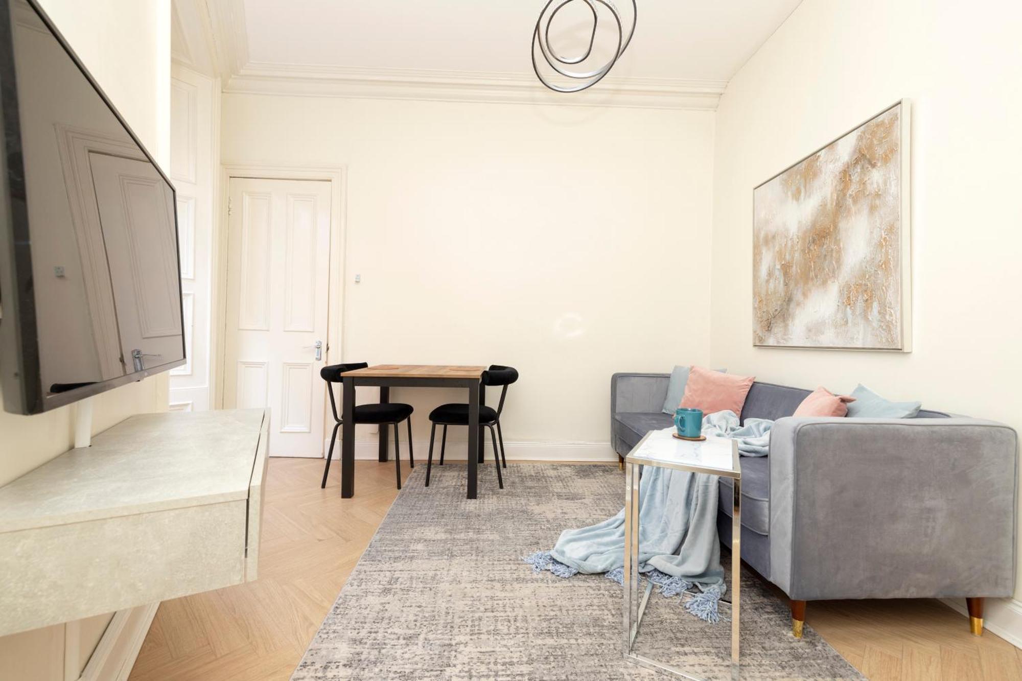 Joivy Modern Flat In City Centre - For Up To 3 Guests Apartment Edinburgh Bagian luar foto